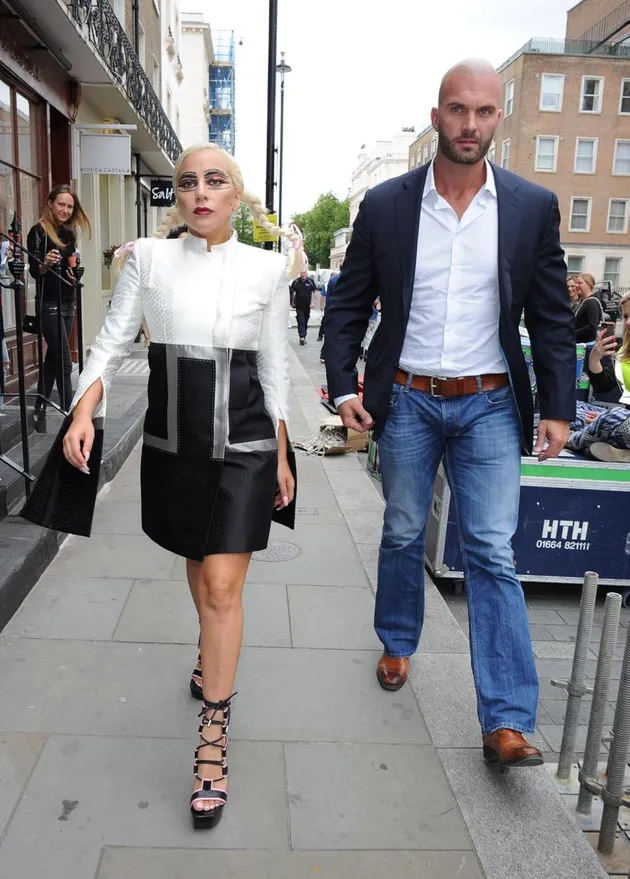 Foto Ganteng Bodyguard Seksi Adele