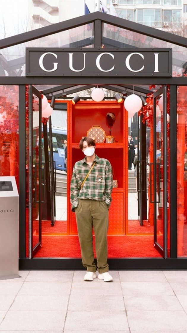 Handsome Photo of Kai from EXO Posing at Gucci Store, Matching Outfit with Mannequin