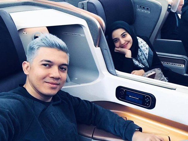Yang pertama ada sosok aktor tampan Irwansyah. Suami dari Zaskia Sungkar ini baru-baru saja mengunggah foto berdua mereka saat berada di dalam pesawat. Tentunya yang jadi perhatian adalah rambut silver-nya. Makin ganteng ya!