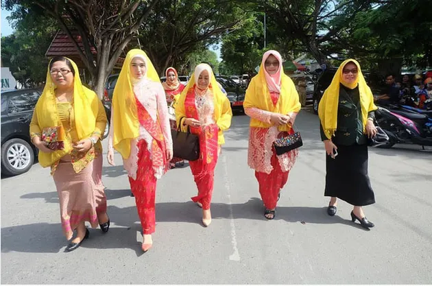 Adelia Pasha, Istri Cantik Pejabat