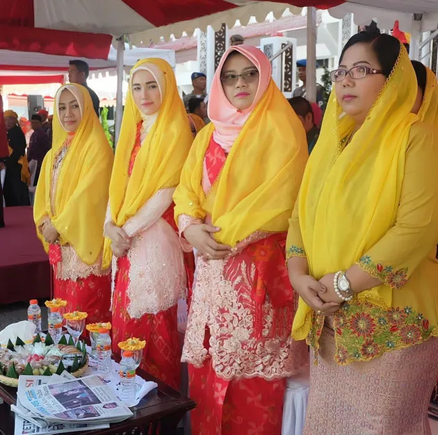 Adelia Pasha, Istri Cantik Pejabat