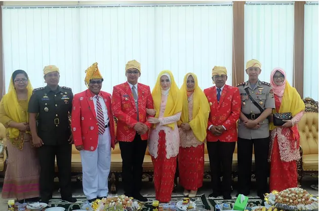 Adelia Pasha, Istri Cantik Pejabat