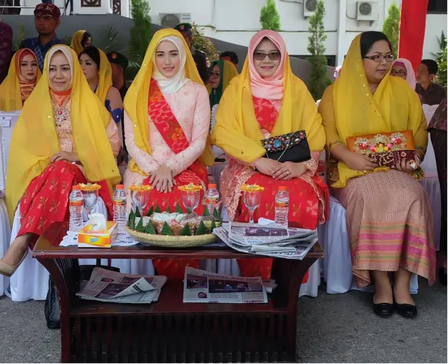 Adelia Pasha, Istri Cantik Pejabat