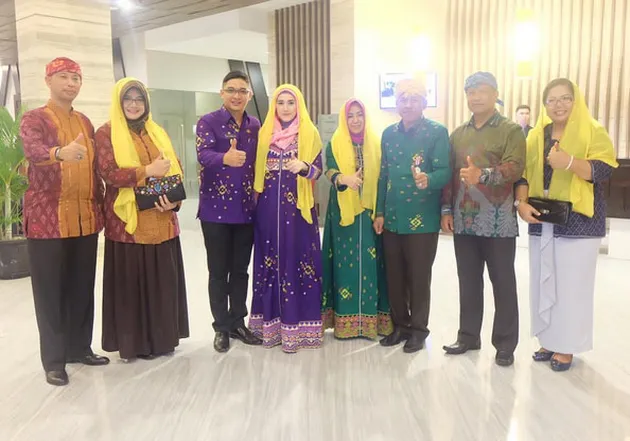 Adelia Pasha, Istri Cantik Pejabat
