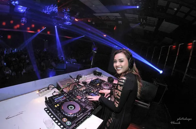 Gaya Cantik Aurel Hermansyah Saat Jadi Disc Jockey
