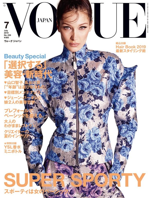 Inilah penampakan cover majalah Vogue Japan untuk edisi terbaru mereka. Kali ini mereka memilih Bella Hadid sebagai modelnya.