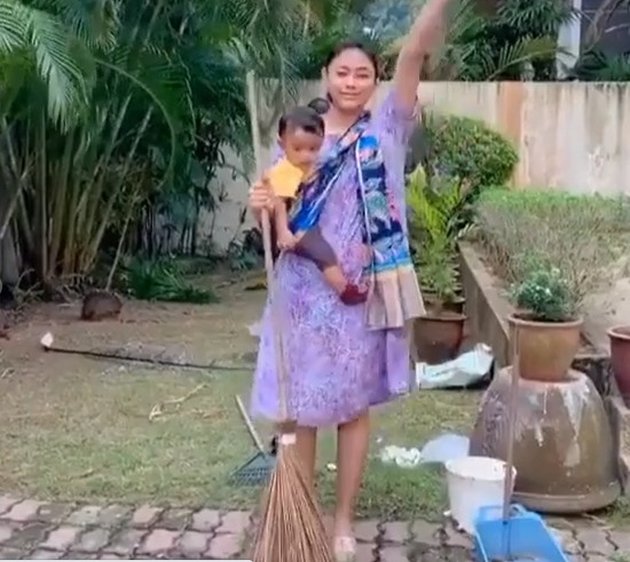 Photo of Fabulous Whulandary Herman Sweeping and Grinding Chili Using a Daster in Malaysia, There is a Dress That's Just That
