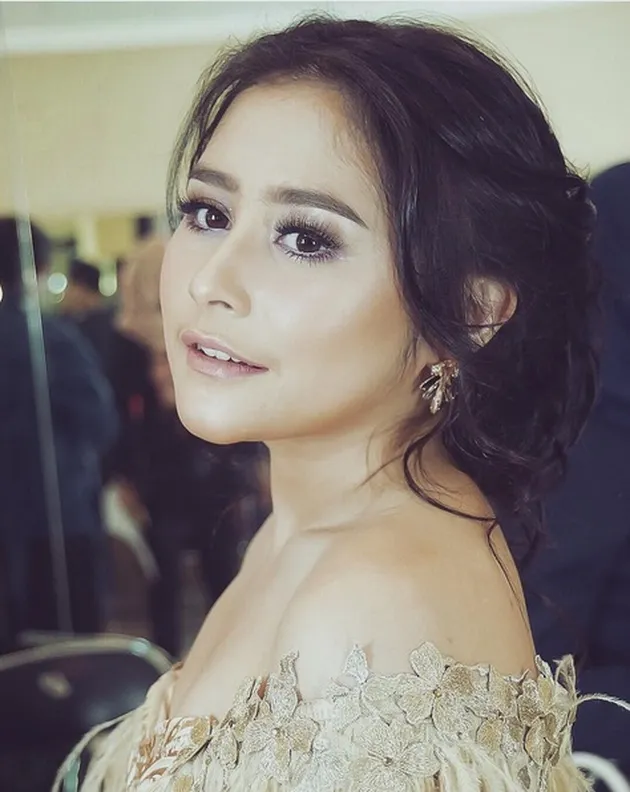 Prilly Latuconsina merupakan salah satu bintang muda yang tak hanya populer karna talenta dan karyanya, namun juga dikenal dengan penampilannya yang selalu mempesona.
