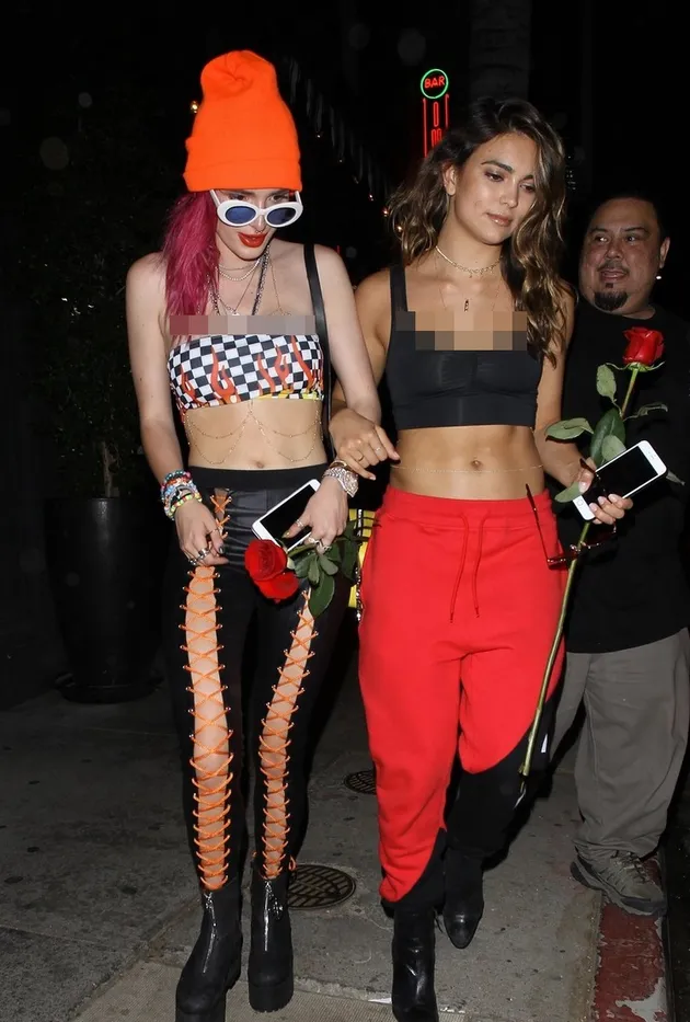 Gaya Aneh Bella Thorne