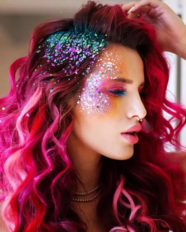 Gaya Aneh Bella Thorne