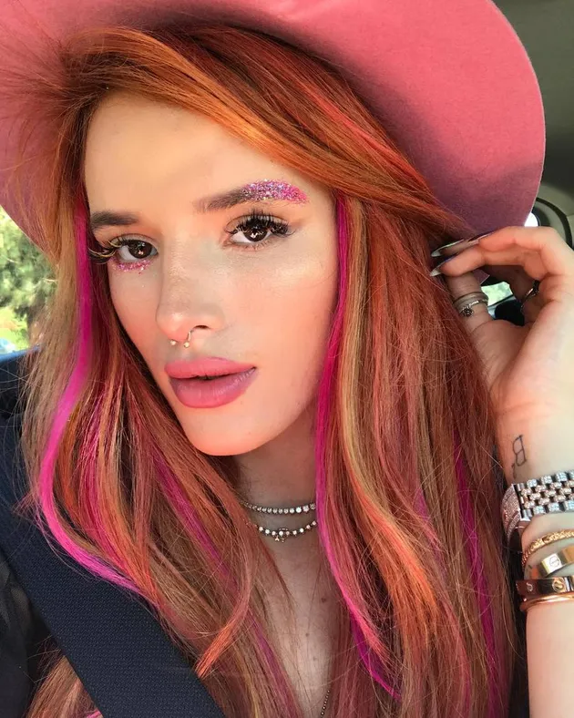 Gaya Aneh Bella Thorne