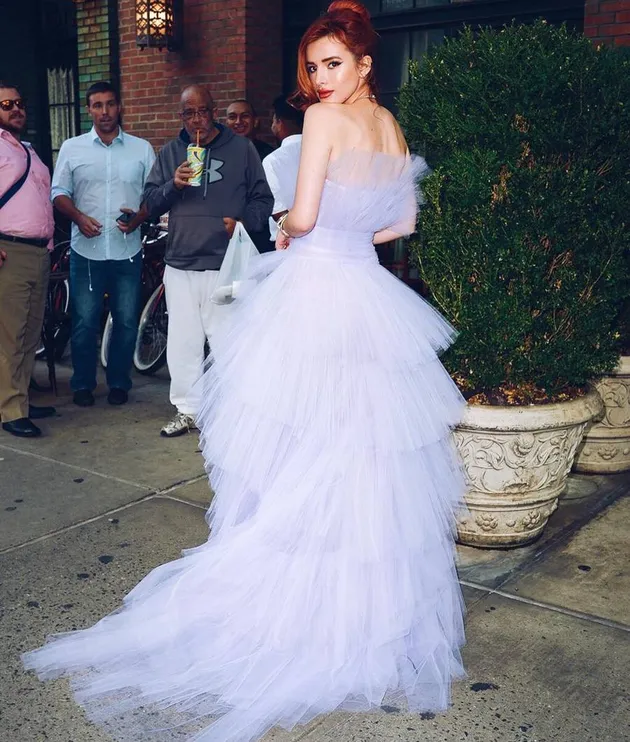 Gaya Aneh Bella Thorne