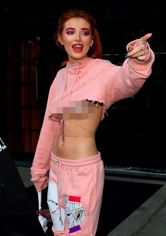 Gaya Aneh Bella Thorne