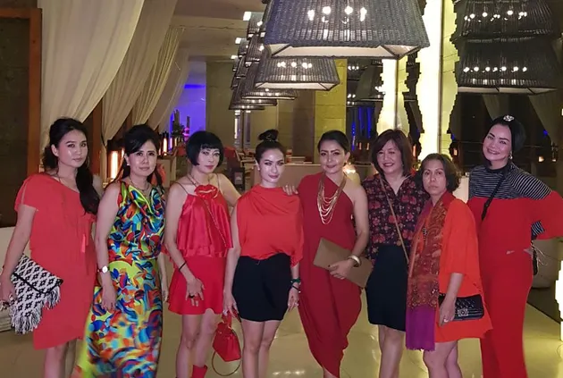 Momo Geisha, Ussy Sulistiawaty &amp; Geng Kepompong