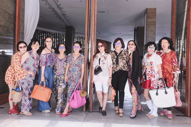 Momo Geisha, Ussy Sulistiawaty &amp; Geng Kepompong