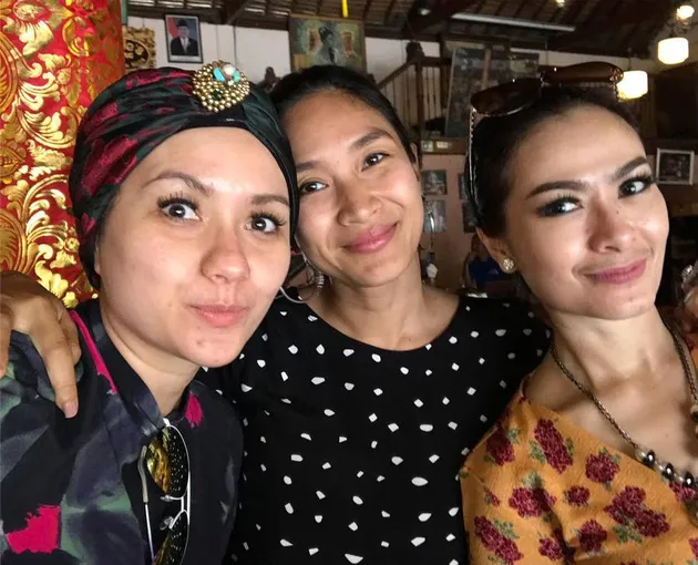 Momo Geisha, Ussy Sulistiawaty &amp; Geng Kepompong