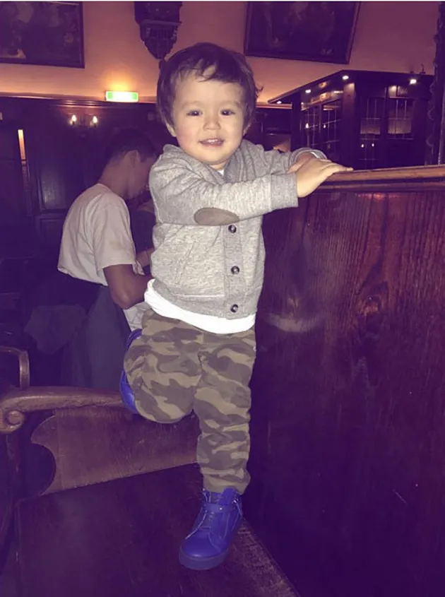 Gaya Lucu El Barack Alexander Pakai Outfit Musim Dingin