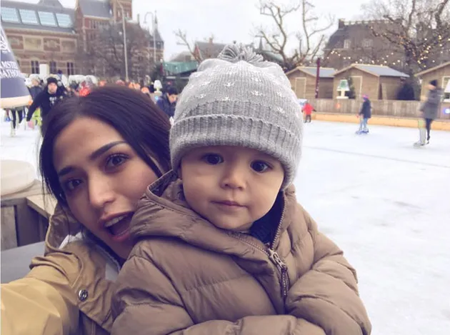 Gaya Lucu El Barack Alexander Pakai Outfit Musim Dingin