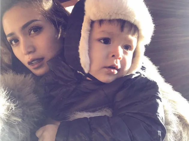 Gaya Lucu El Barack Alexander Pakai Outfit Musim Dingin