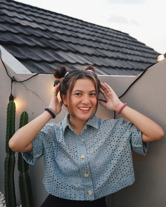 Di postingan terbarunya di Instagram, Marsha Aruan mengunggah foto dirinya yang terlihat begitu menggemaskan. Yup, berpose di hadapan kamera, ia tampil dengan gaya rambut dicepol dua.