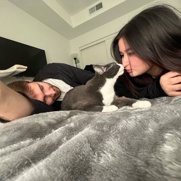 Photo of Stephanie Poetri's Dating Style with her Foreign Lover, Playing with Cats Together until Accompanying Concerts