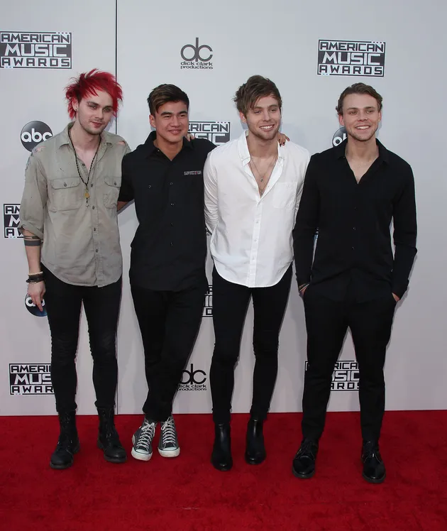 Beginilah pakaian dari 5 Second of Summer ketika datang dalam acara AMA 2015. Tak terlalu formal, bahkan Calum Hood sang bassist dari mereka memakai sneakers.
