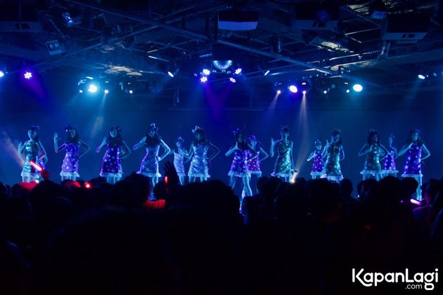 Pada hari Kamis (8/12), girl group populer Indonesia menggelar konser pertunjukan hari pertama (Shonichi) di Theater JKT48 FX Mall Sudirman. Para member dari JKT48 tampak begitu antusias untuk menghibur para fans. Bahkan, mereka sengaja berganti kostum lho. Yuk kita intip!