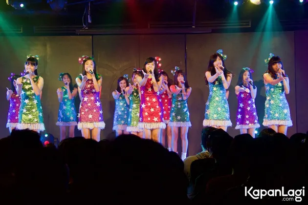 JKT48 tampil dengan kostum-kostum unik