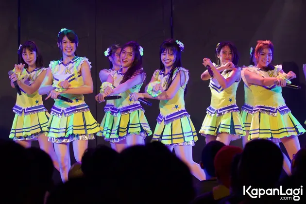 JKT48 tampil dengan kostum-kostum unik