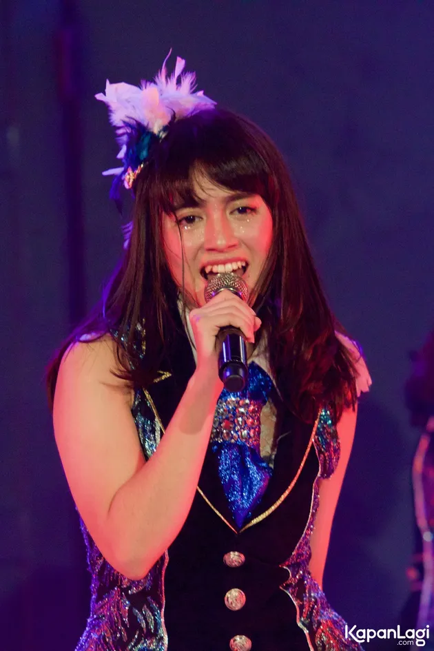 JKT48 tampil dengan kostum-kostum unik