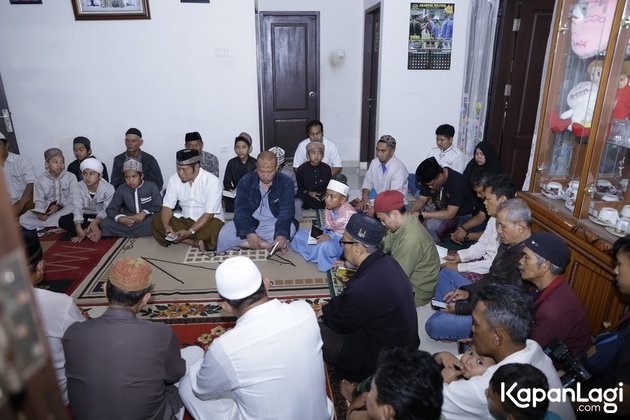 PHOTOS Holding Tahlilan for the Late Lina, Sule Unable to Hold Back Tears Throughout the Prayer Together