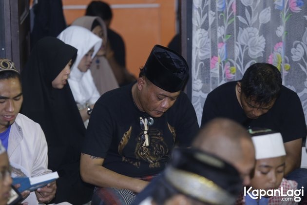 PHOTOS Holding Tahlilan for the Late Lina, Sule Unable to Hold Back Tears Throughout the Prayer Together
