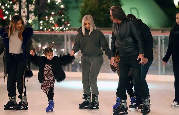 Kim Kardashian main ice skating