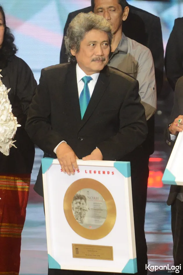 Secara tiba-tiba, Samsudin Hardjakusumah atau Sam Bimbo muncul sambil menyanyikan lagu Sajadah Panjang.