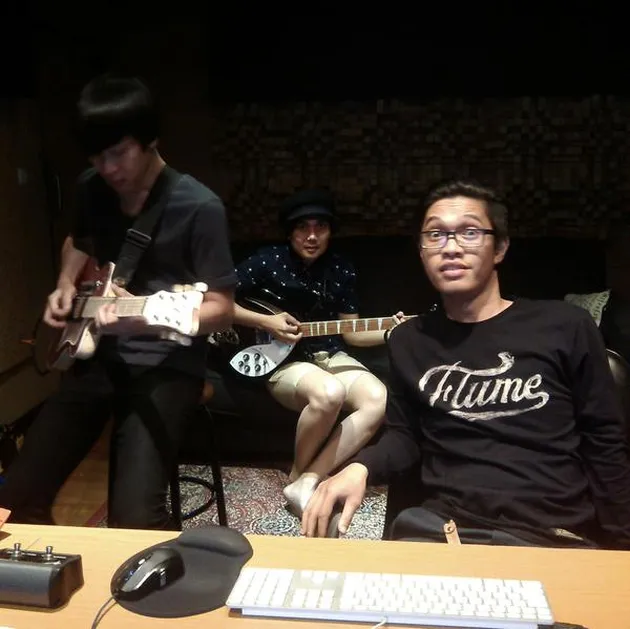 Potret perjuangan mereka dalam menyelesaikan album ini pun dibagikan lewat beberapa foto yang diunggah di akun Ofiicial Twitter mereka.