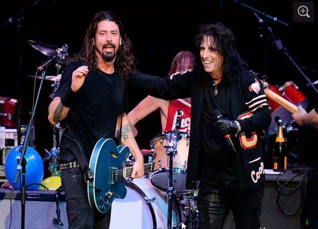 Bintang tamu spesial malam itu, Alice Cooper!