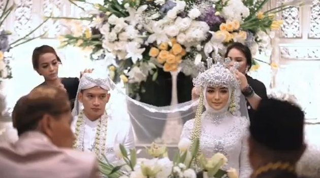 Rezky Aditya's Nervous Photos Before and During the Wedding Ceremony, Making Ciki's Family Cry