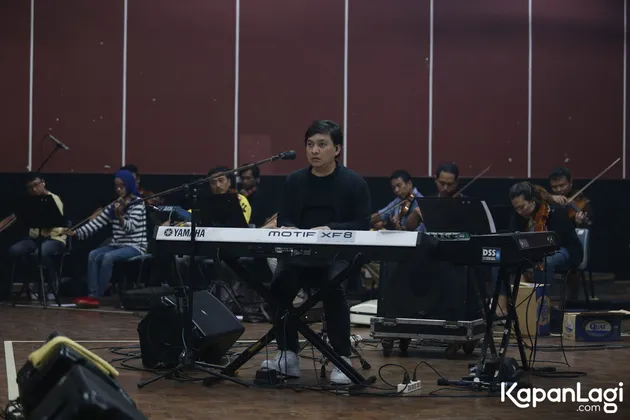 H-4 konser 30 tahun Kahitna, Rossi Musik berubah ramai dengan kehadiran Yovie Widianto cs bareng tim orkestra yang mengiringi mereka.