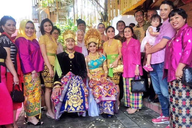 FOTO: HADIRI NIKAHAN DI BALI, YUNI SHARA ANGGUN PAKAI 
