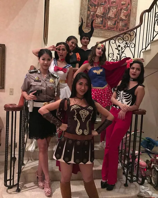 FOTO: HALLOWEEN PARTY! NIA DAN ARDIE JADI DUO SUPERHERO 