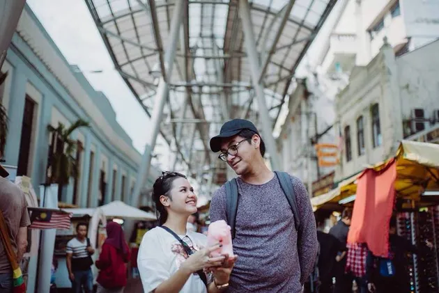 Lihat saja bagaimana romantisme yang mereka tunjukkan dalam foto candid yang satu ini. Yakin kamu nggak bakal iri saat melihatnya? ;)