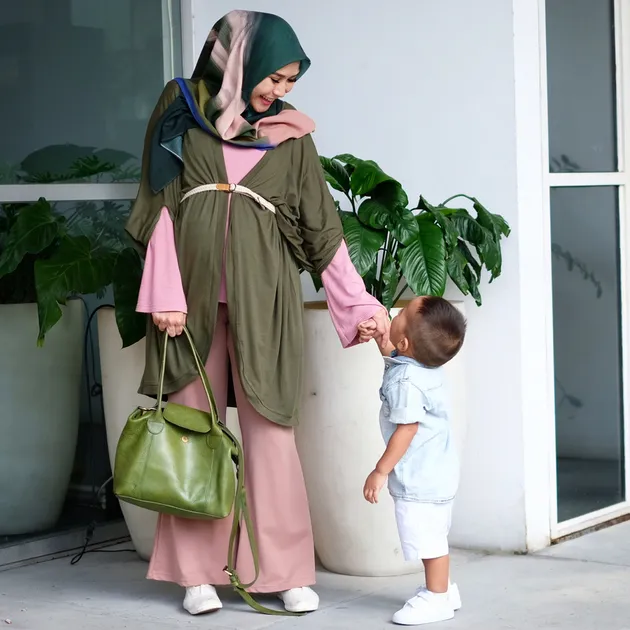Fashion Bumil Zaskia Adya Mecca