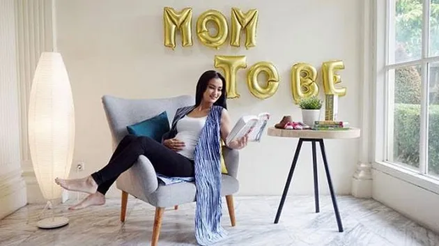 FOTO: Hamil, Atiqah Hasiholan Tampil Cantik Dalam Maternity Shoot