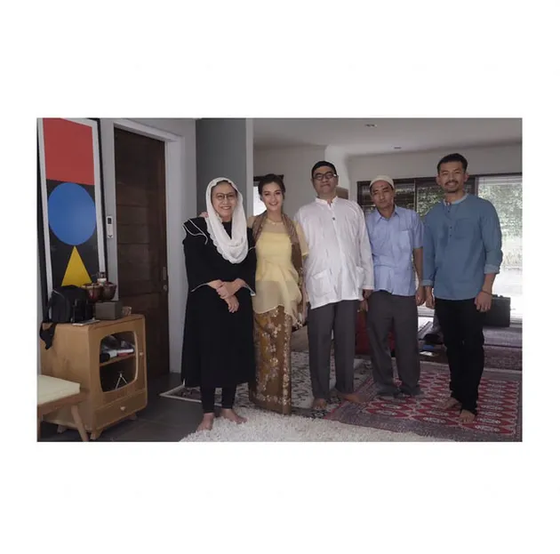 Kehamilan Atiqah Hasiholan