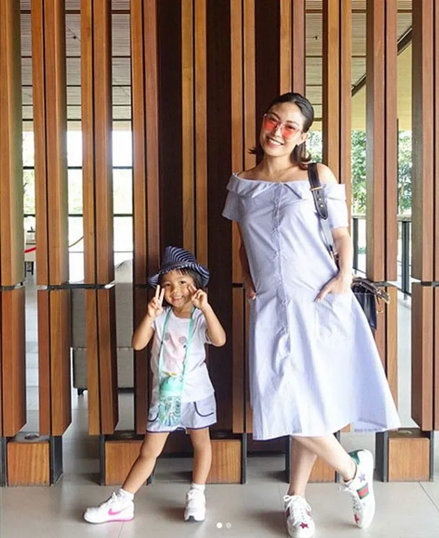 Gaya Kece Ayu Dewi Saat Hamil