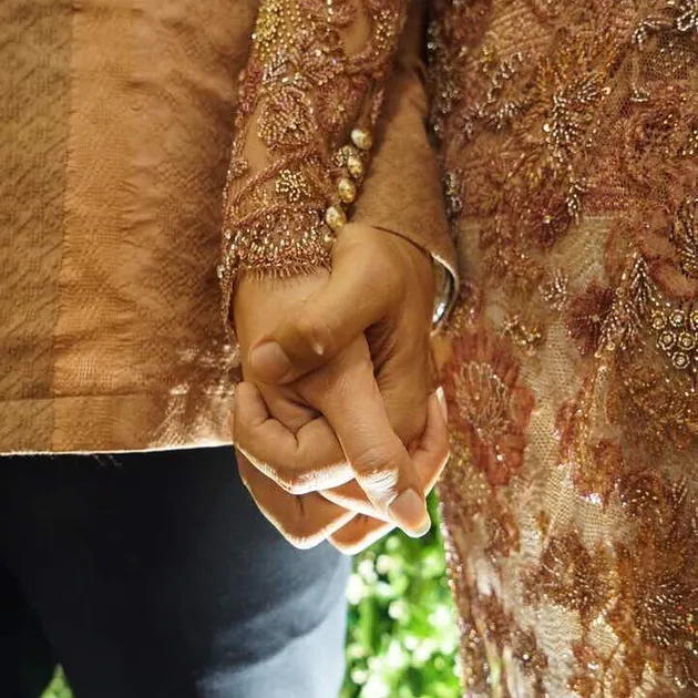 FOTO: Hamish Daud Cium Manis Raisa Pasca Tunangan, Bikin ...