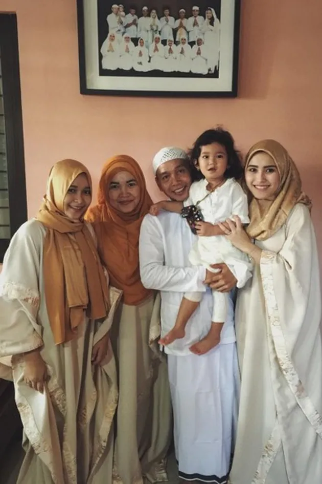 FOTO: HANGAT & TEDUHNYA SUASANA LEBARAN KELUARGA SELEB 