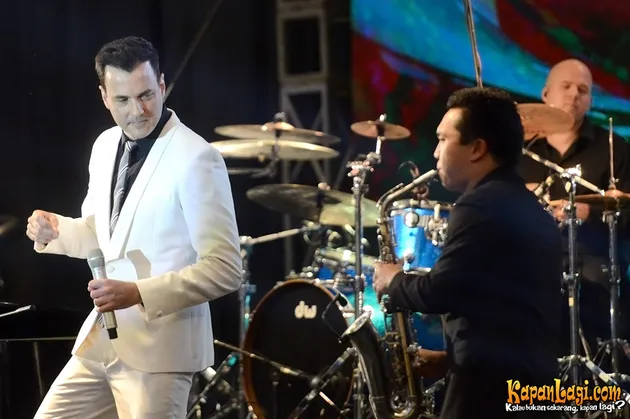 Bukan hanya itu saja, Tommy Page juga berkolaborasi dengan salah satu penyanyi muda berbakat dari Indonesia.
