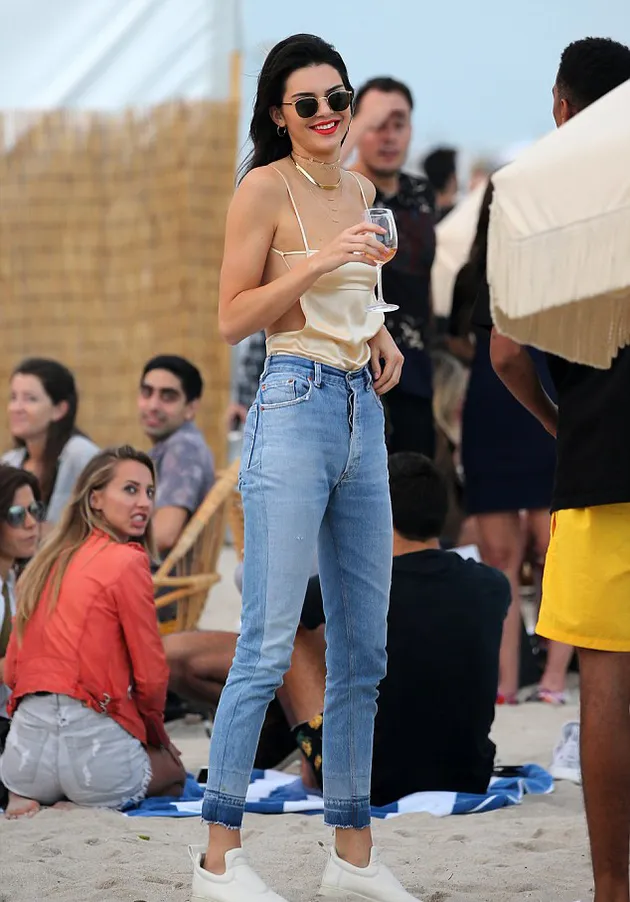 Kendall Jenner Tanpa Bra