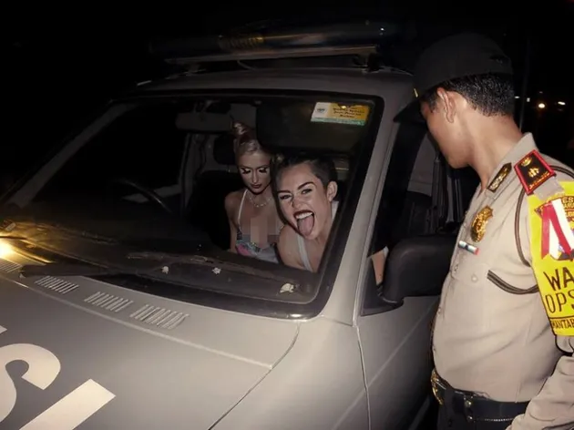 artis hollywood kena razia